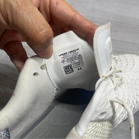 Under Armour UA Glyde 2 MT White Gold Softball Cleats Women’s size 7 - Picture 11 of 15